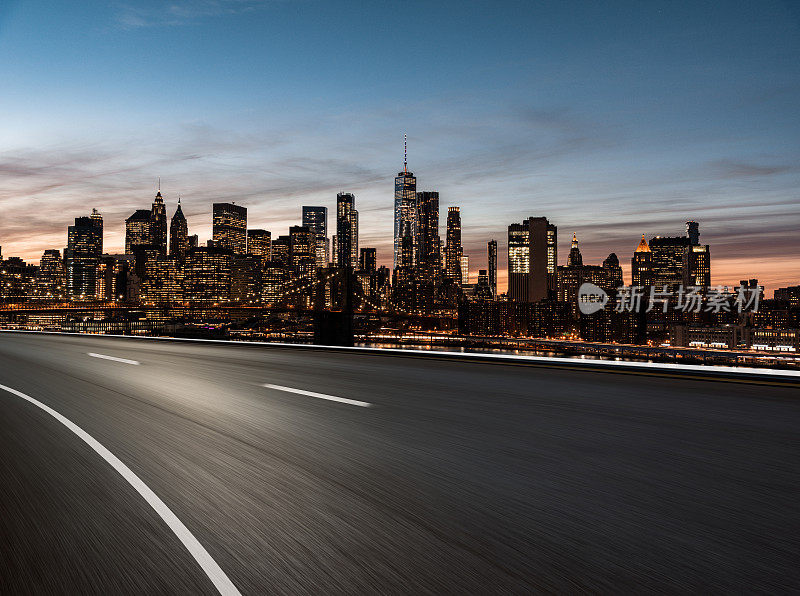 曼哈顿夜间的城市道路/ NYC